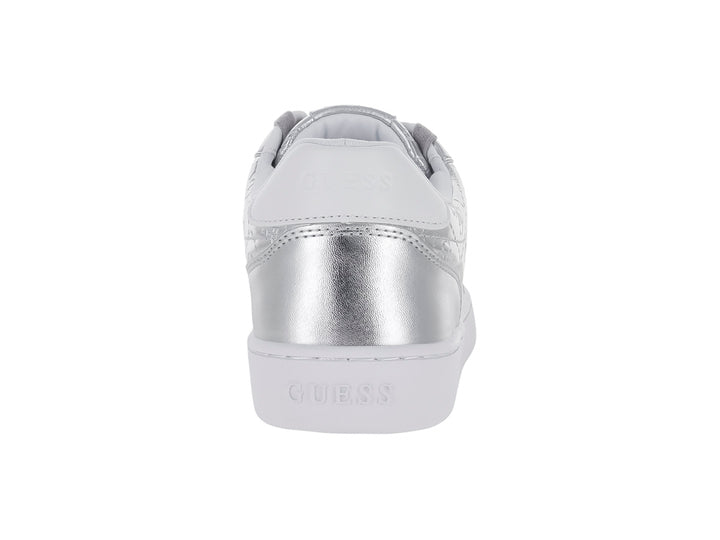 Tenis Guess color plata metálico con suela blanca y detalles grabados en el exterior.