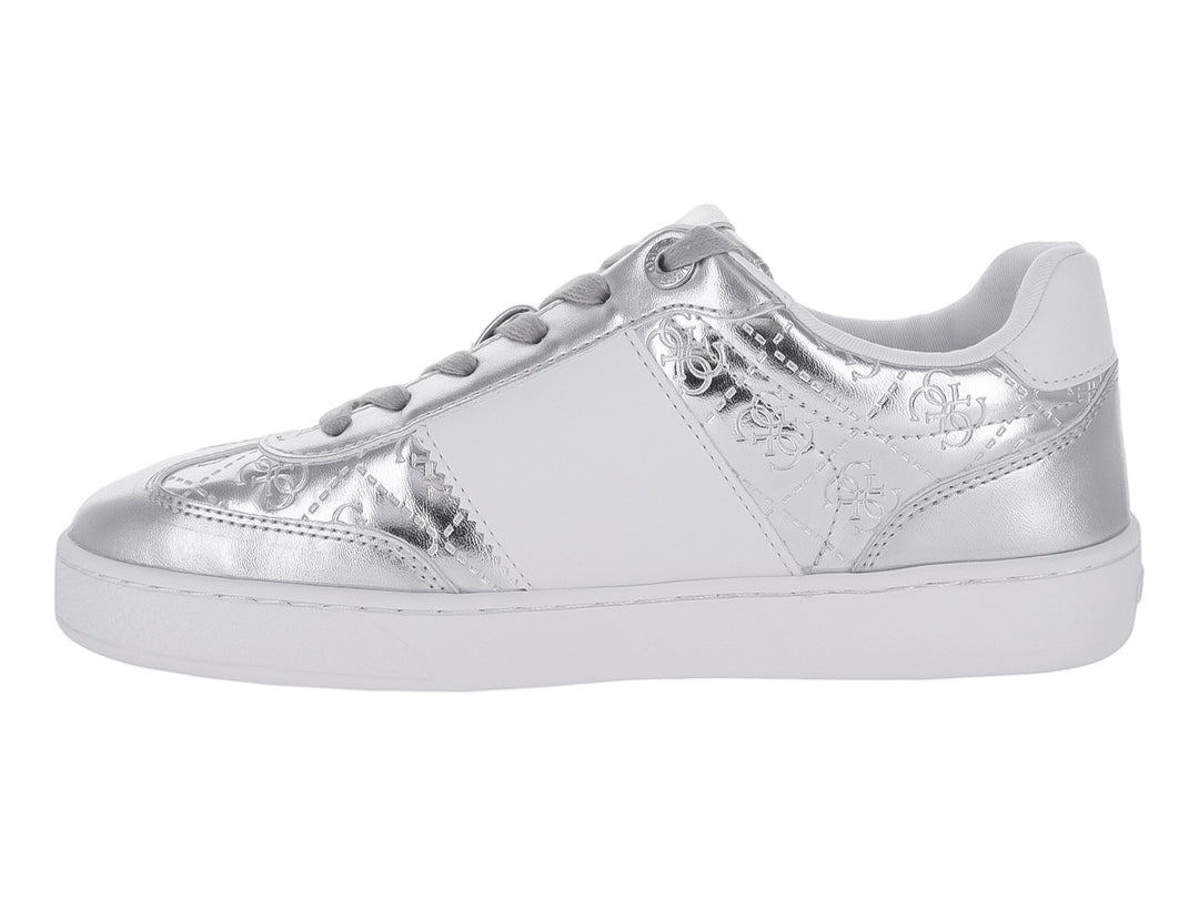 Tenis Guess color plata metálico con suela blanca y detalles grabados en el exterior.