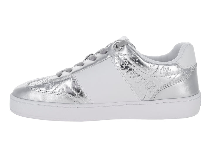 Tenis Guess color plata metálico con suela blanca y detalles grabados en el exterior.