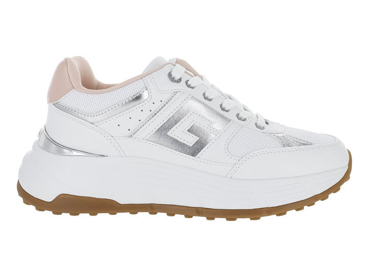 Tenis blancos de la marca Guess con detalles plateados y suela color café.