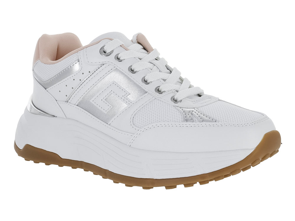 Tenis blancos de la marca Guess con detalles plateados y suela color café.