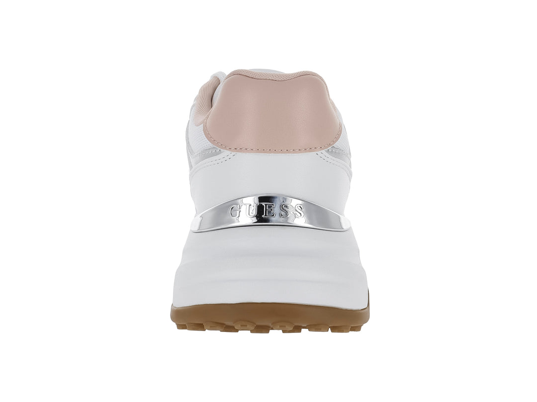 Tenis blancos de la marca Guess con detalles plateados y suela color café.