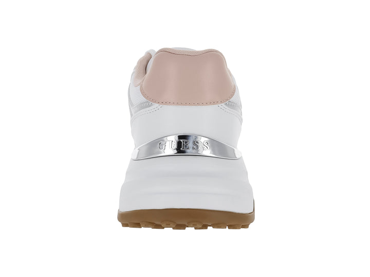 Tenis blancos de la marca Guess con detalles plateados y suela color café.