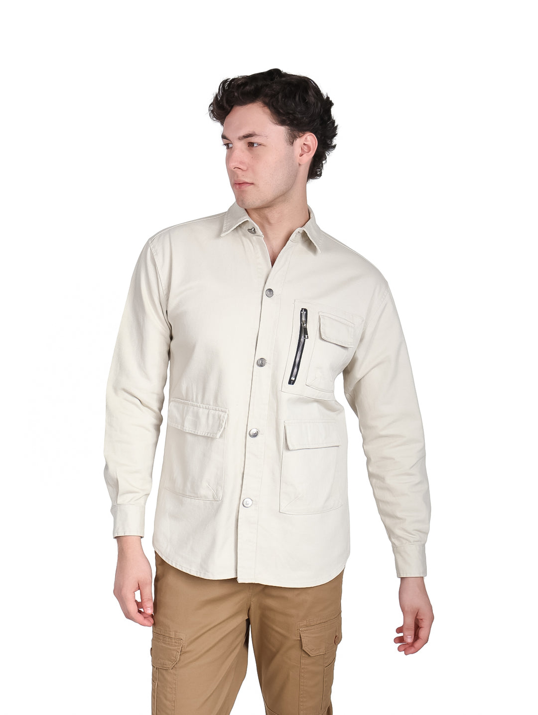 Hombre vistiendo una sobrecamisa color beige con bolsillos frontales y cuello