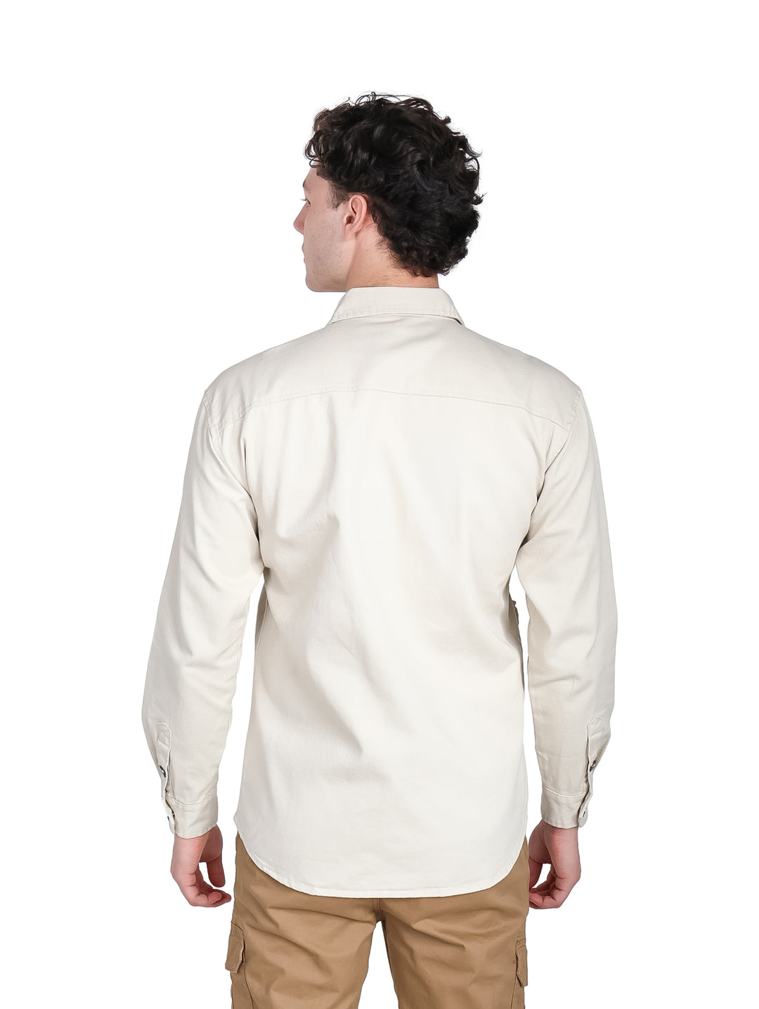 Hombre vistiendo una sobrecamisa color beige con bolsillos frontales y cuello