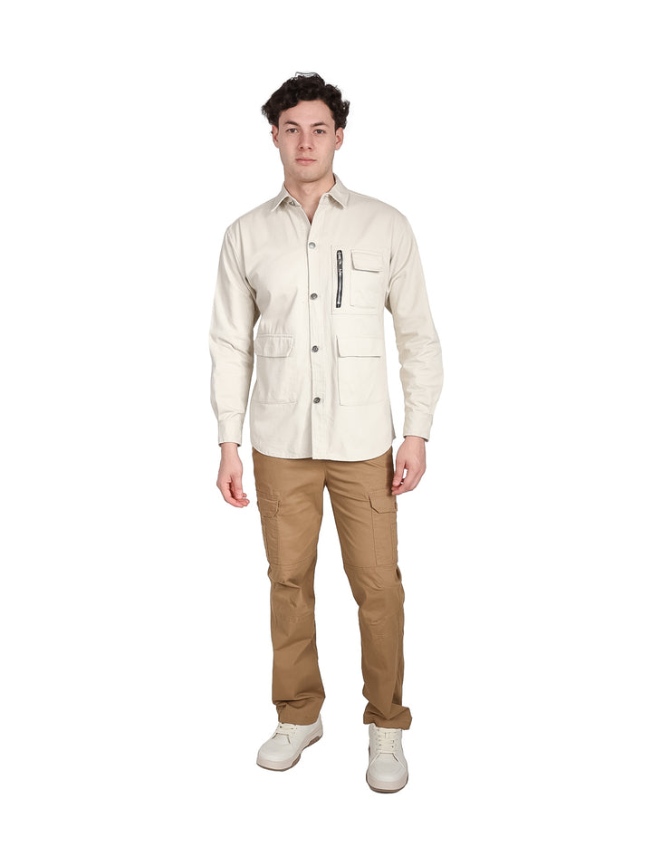 Hombre vistiendo una sobrecamisa color beige con bolsillos frontales y cuello