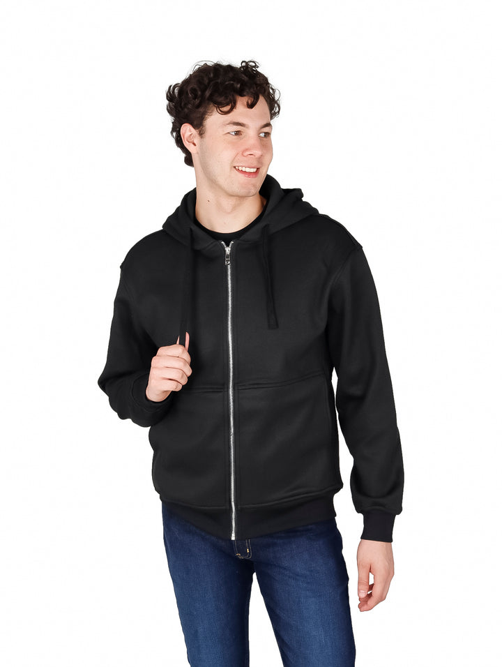 Hombre vistiendo una sudadera con capucha y cierre frontal en color negro.