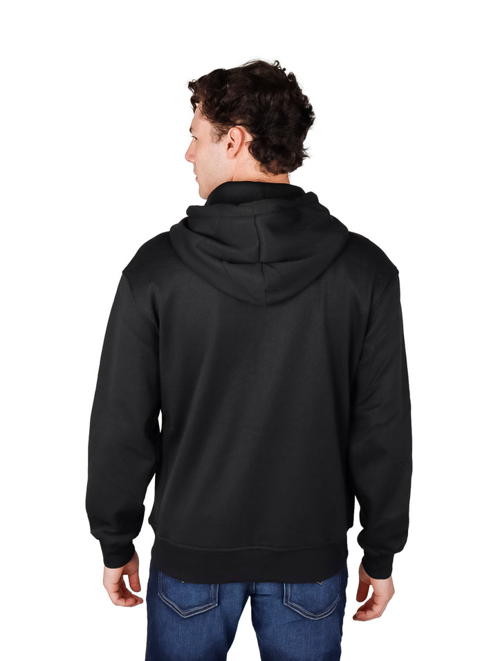 Hombre vistiendo una sudadera con capucha y cierre frontal en color negro.