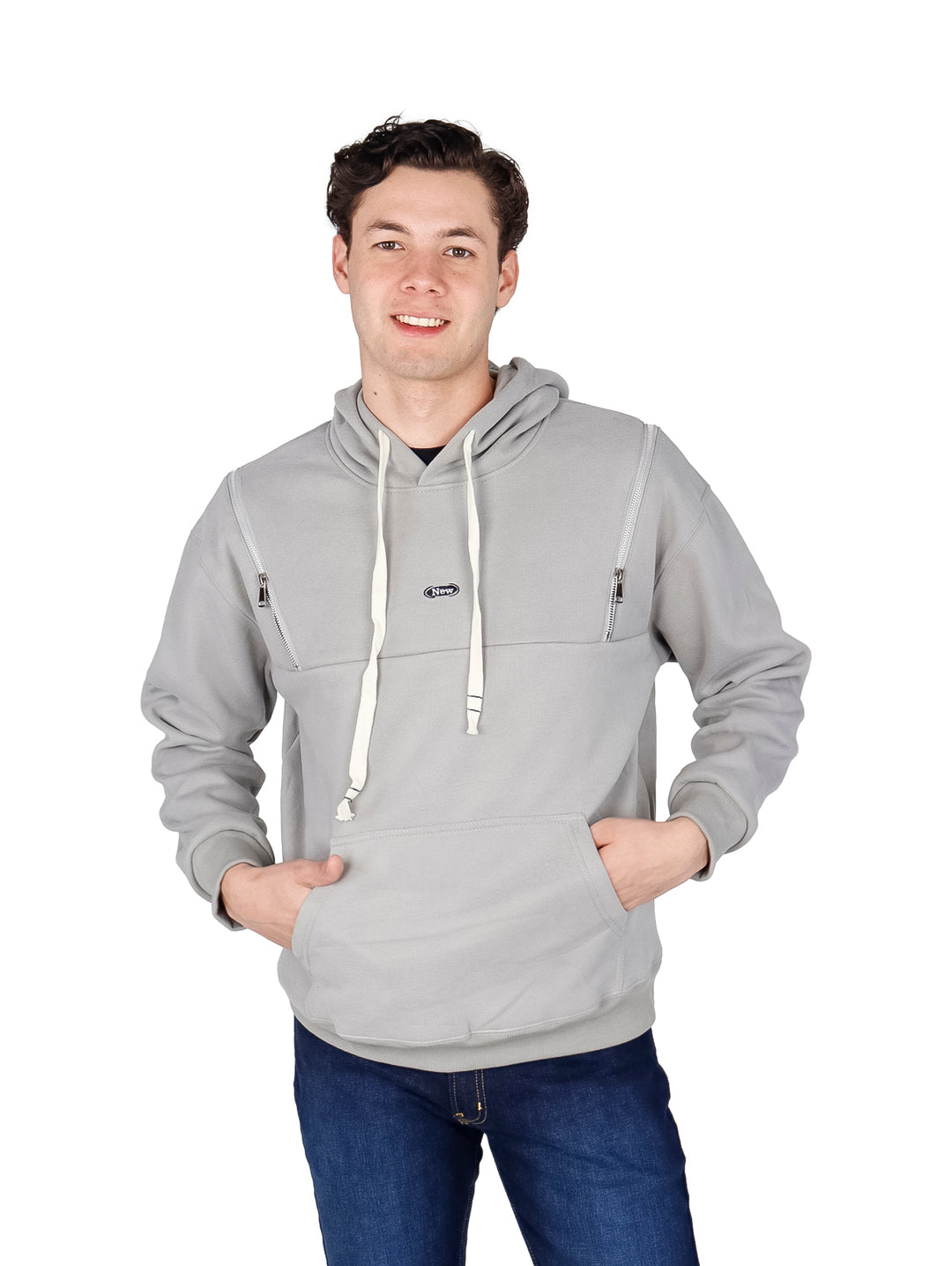 Hombre vistiendo una sudadera con capucha color gris con detalles de cremalleras en el pecho y bolsillo frontal.