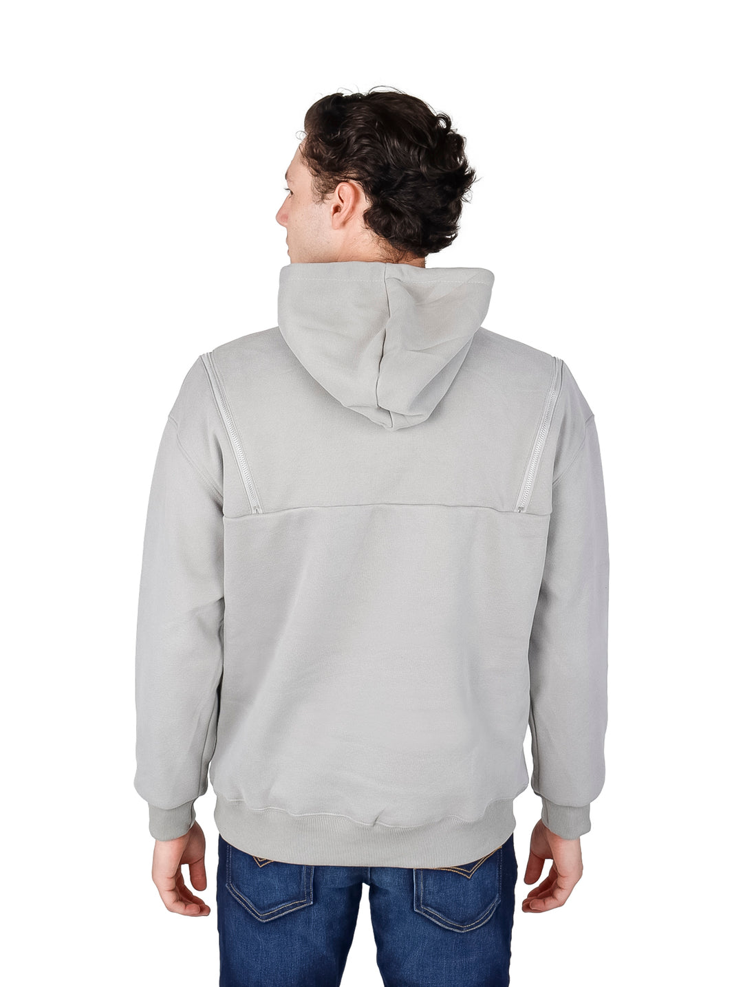 Hombre vistiendo una sudadera con capucha color gris con detalles de cremalleras en el pecho y bolsillo frontal.