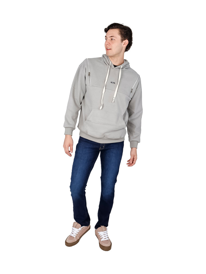 Hombre vistiendo una sudadera con capucha color gris con detalles de cremalleras en el pecho y bolsillo frontal.