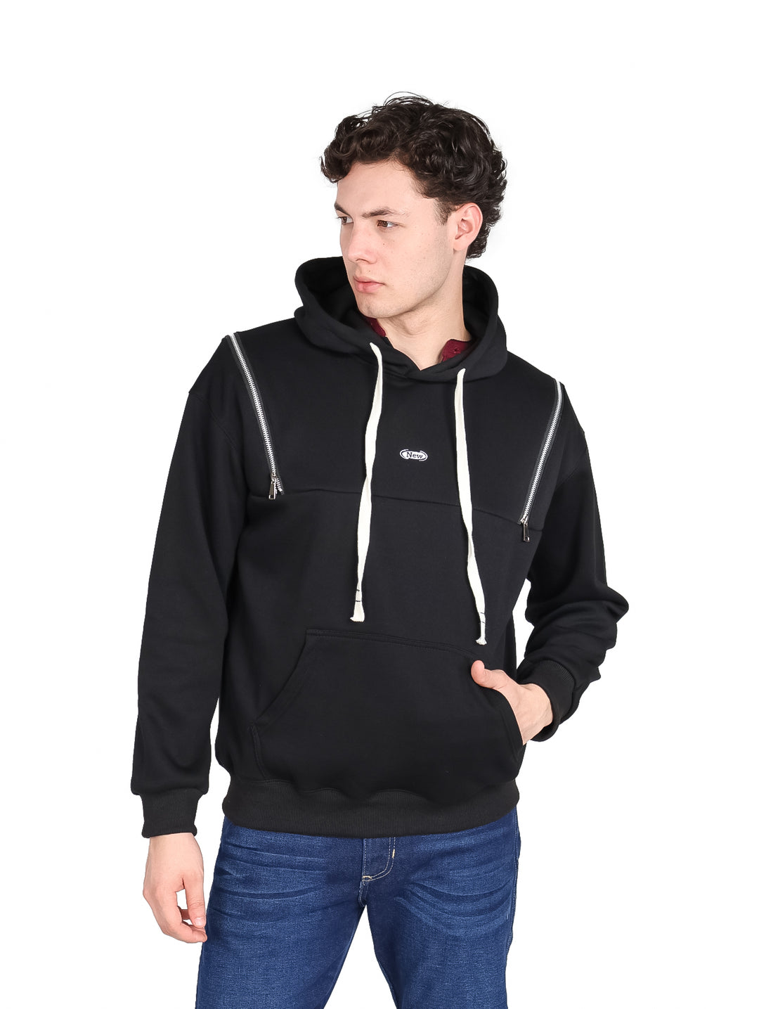 Hombre vistiendo sudadera negra con capucha, cordones blancos y cierres frontales.