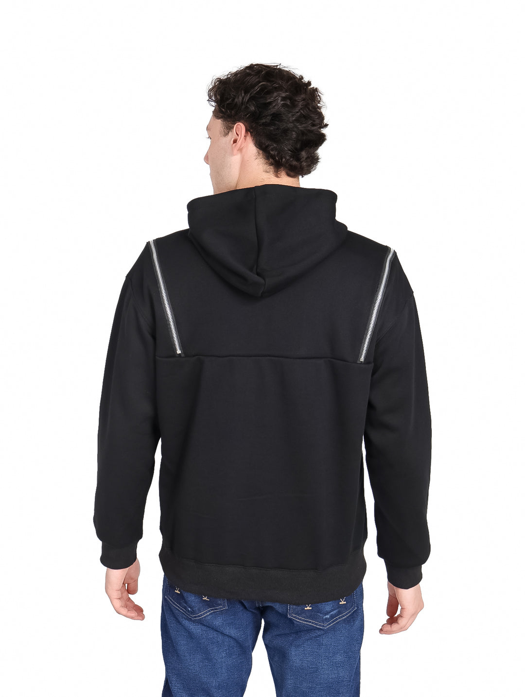 Hombre vistiendo sudadera negra con capucha, cordones blancos y cierres frontales.