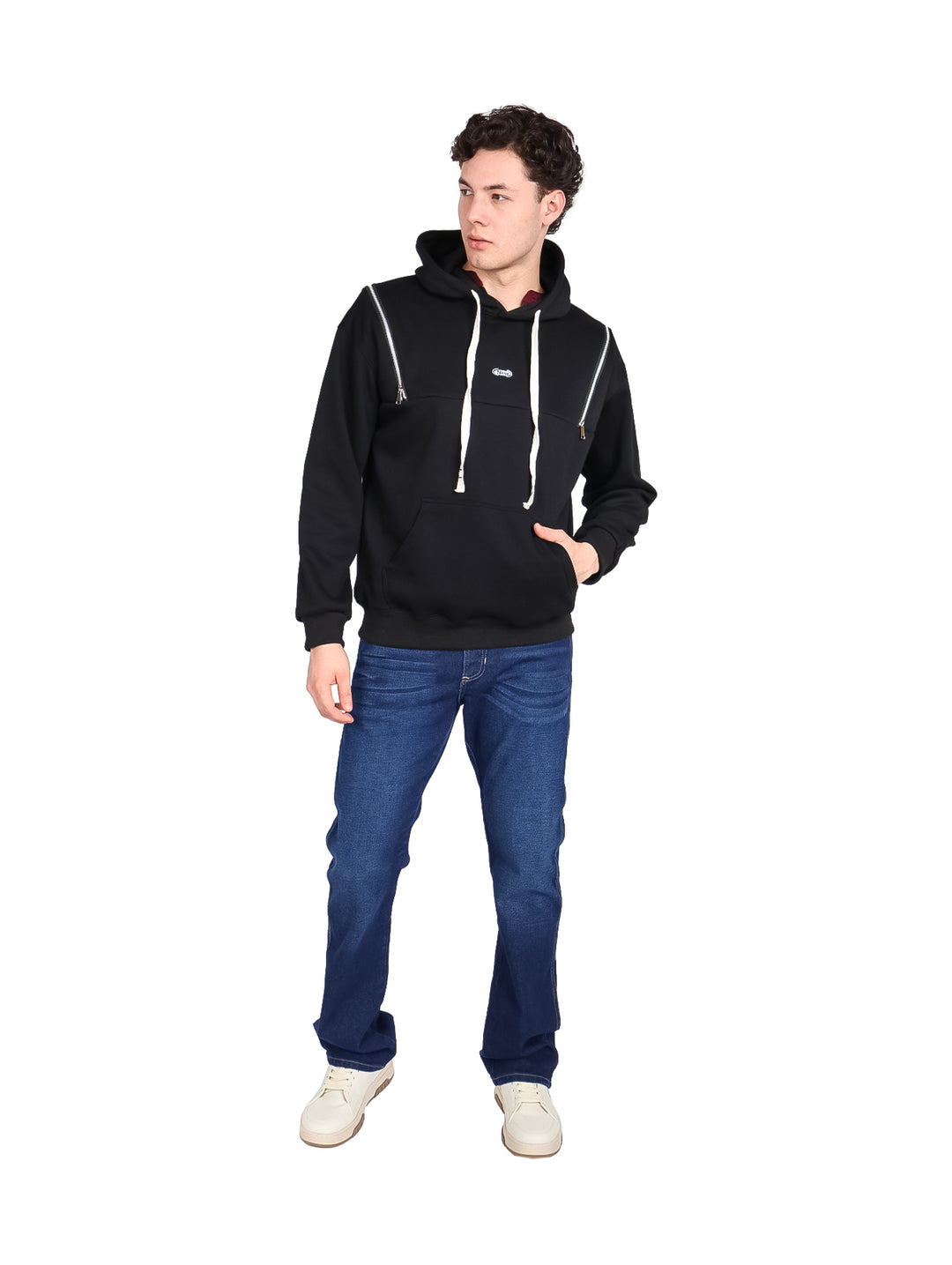 Hombre vistiendo sudadera negra con capucha, cordones blancos y cierres frontales.