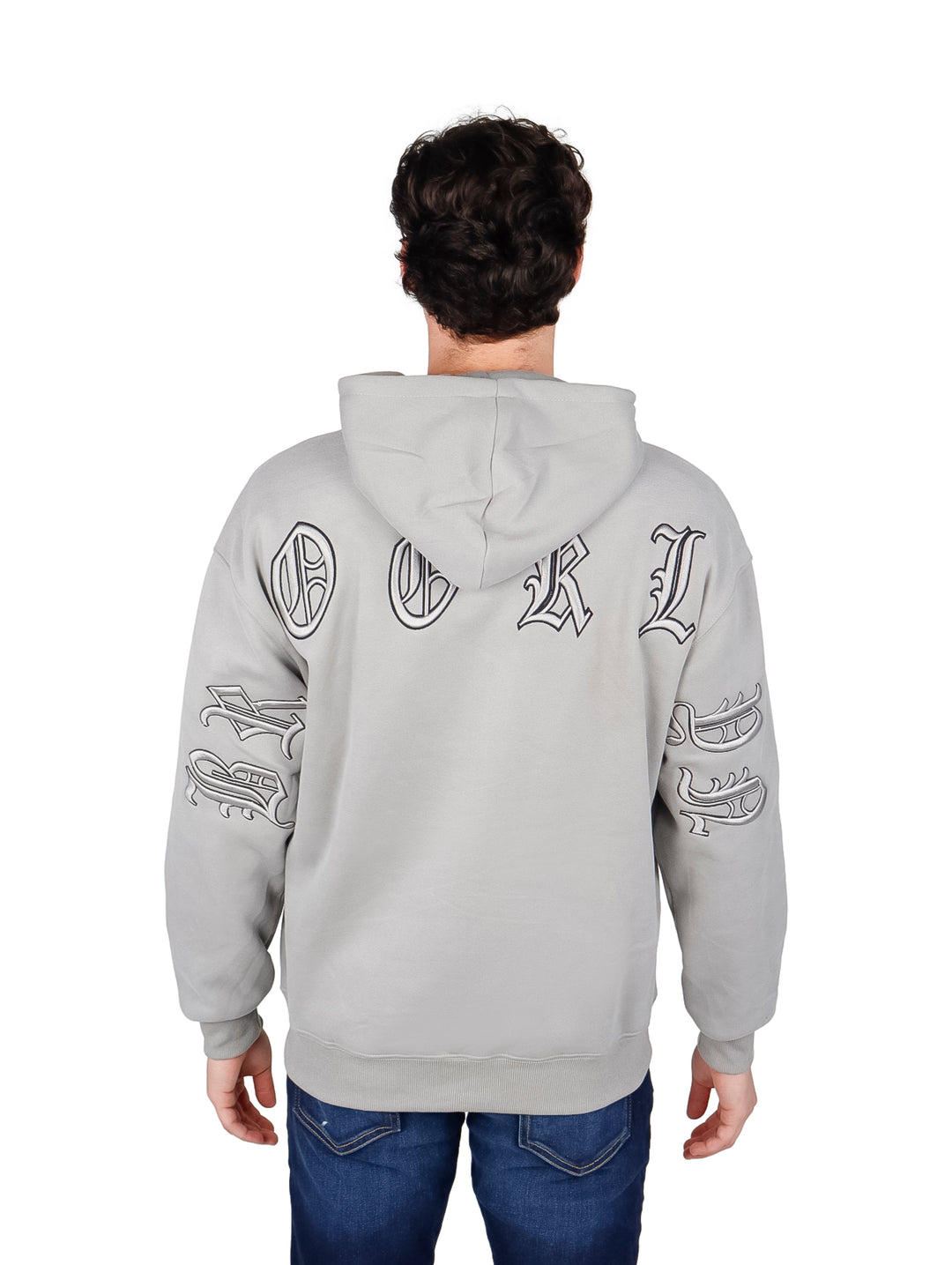 Hombre vistiendo sudadera con cierre color gris con capucha y cordones blancos.