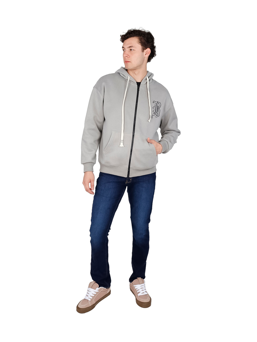 Hombre vistiendo sudadera con cierre color gris con capucha y cordones blancos.