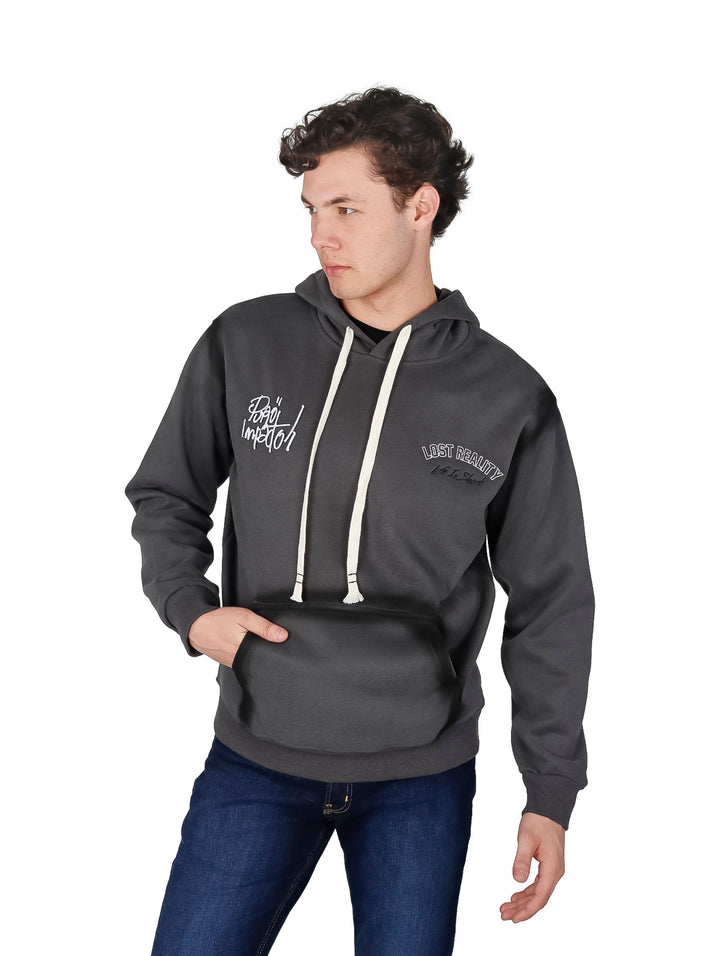Hombre usando sudadera con capucha color gris oscuro con estampado blanco y cordones blancos.