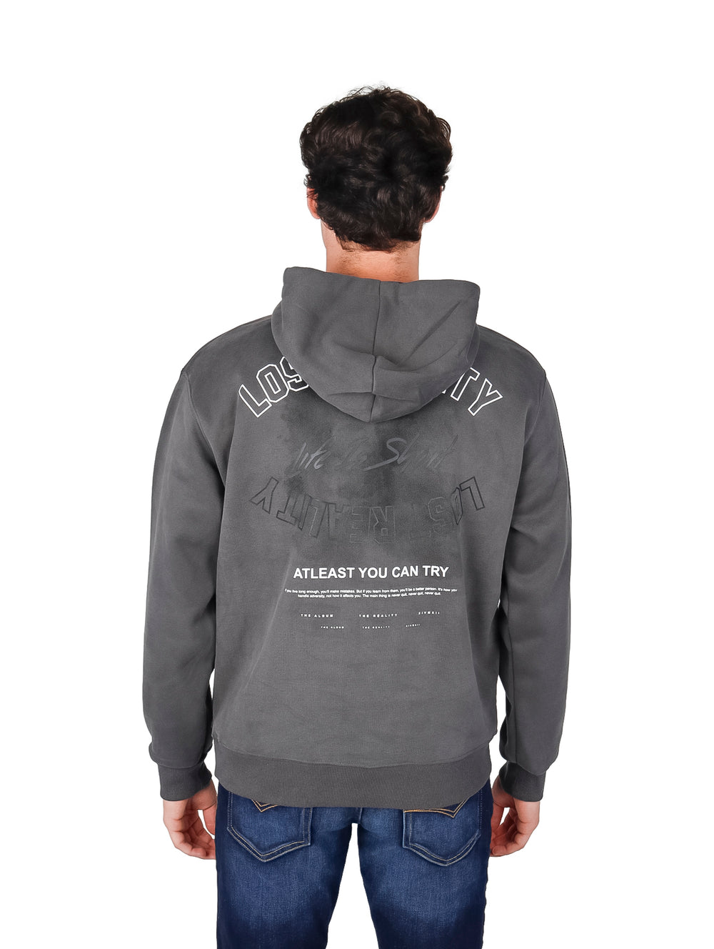 Hombre usando sudadera con capucha color gris oscuro con estampado blanco y cordones blancos.
