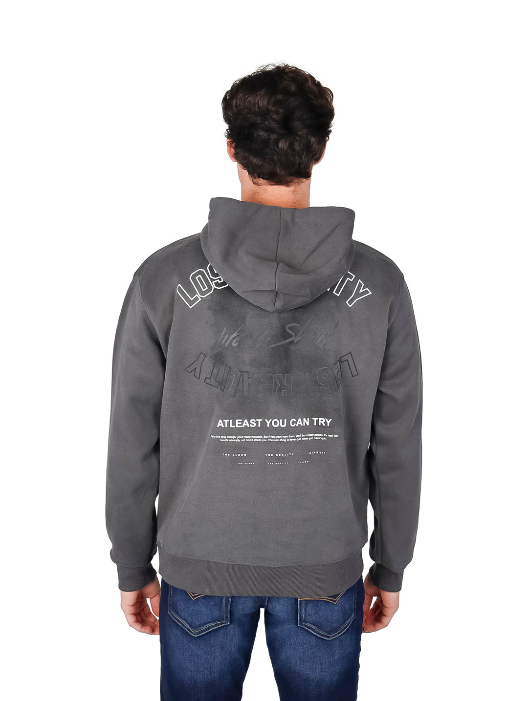 Hombre usando sudadera con capucha color gris oscuro con estampado blanco y cordones blancos.