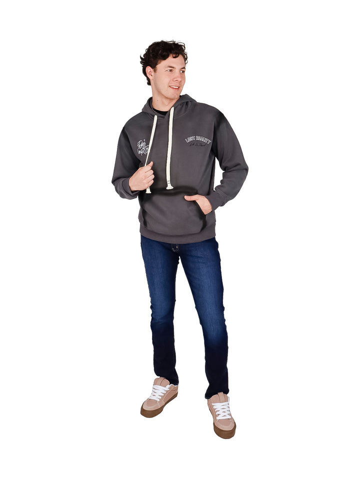 Hombre usando sudadera con capucha color gris oscuro con estampado blanco y cordones blancos.