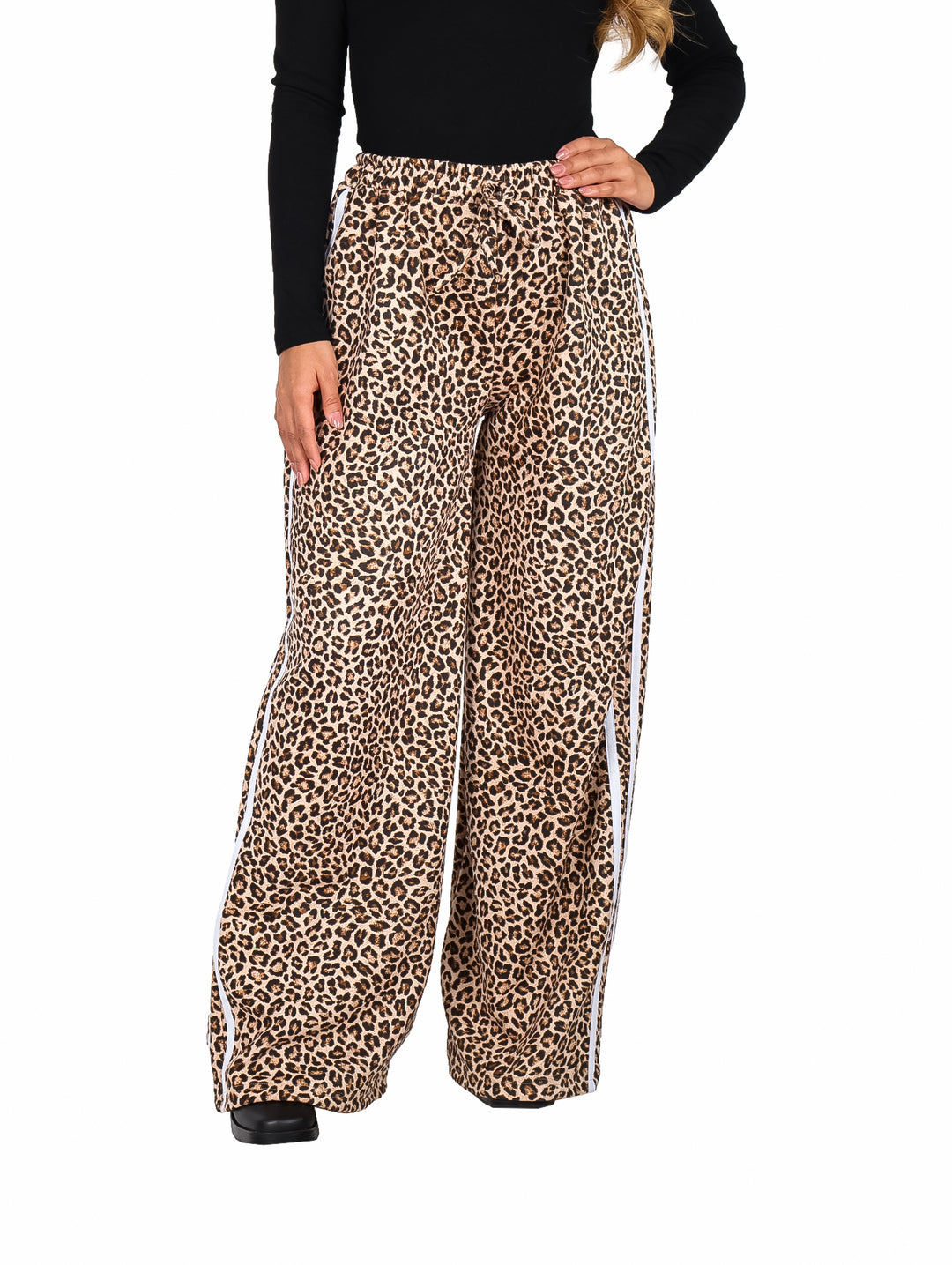 Pantalón ancho con estampado de leopardo en color café y negro con franjas blancas laterales.