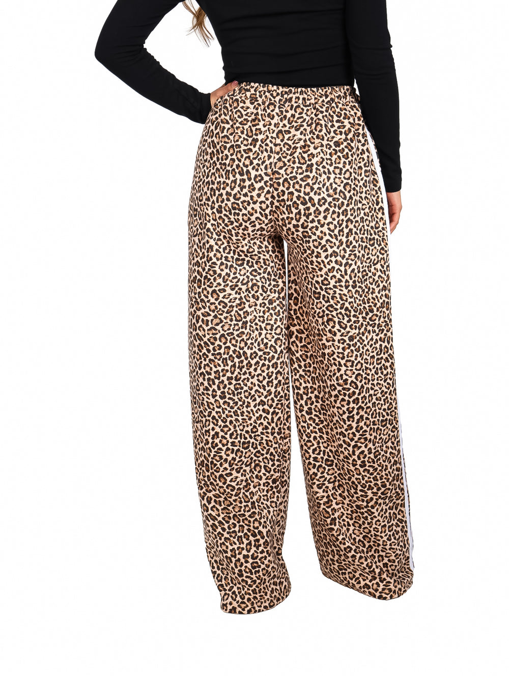 Pantalón ancho con estampado de leopardo en color café y negro con franjas blancas laterales.