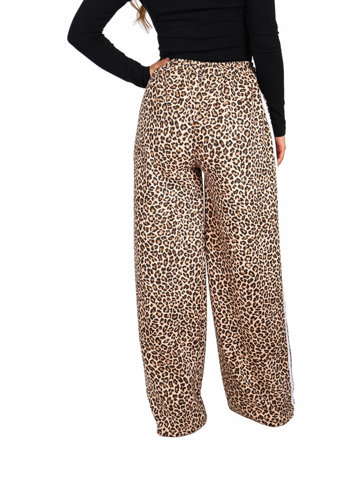 Pantalón ancho con estampado de leopardo en color café y negro con franjas blancas laterales.