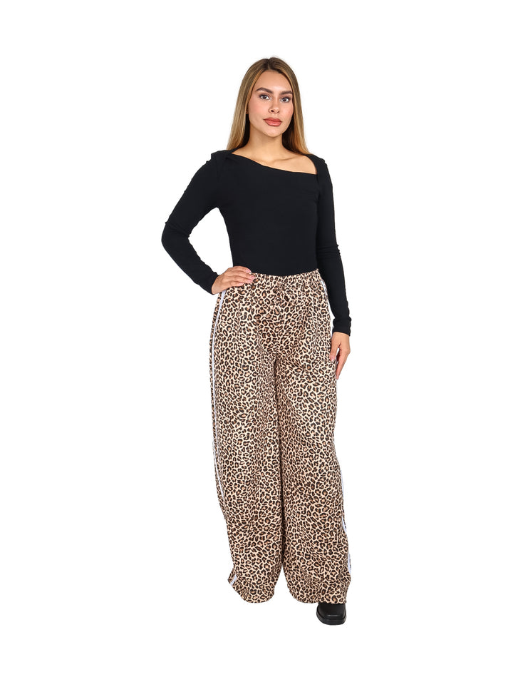 Pantalón ancho con estampado de leopardo en color café y negro con franjas blancas laterales.