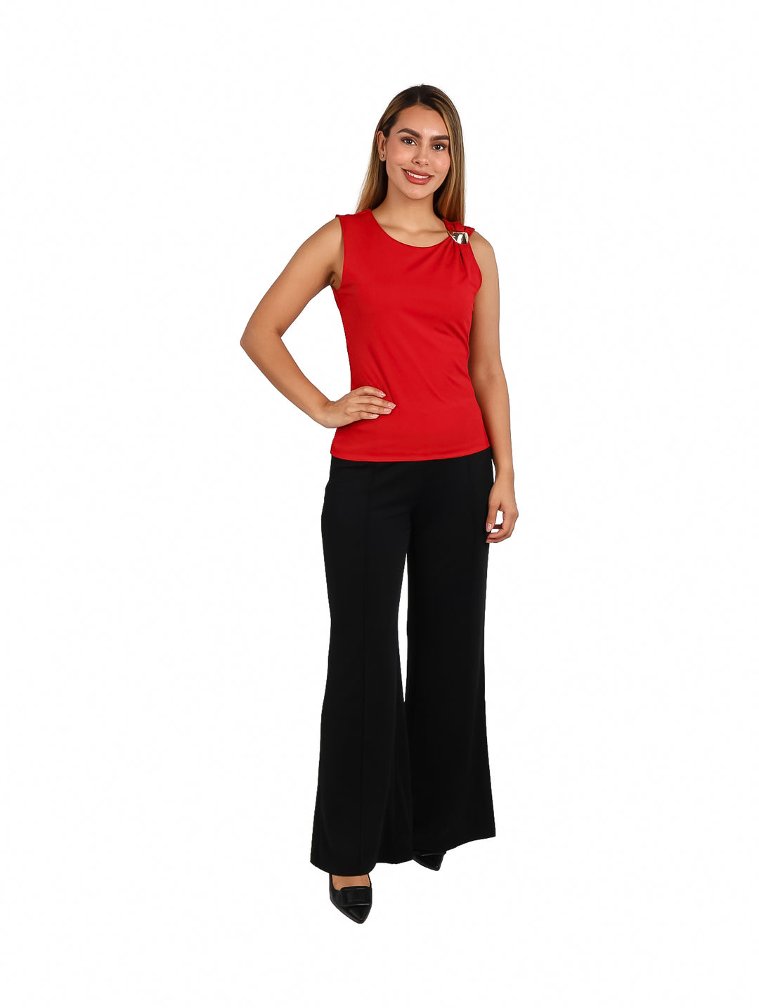 Mujer vistiendo blusa roja sin mangas con un detalle metálico plateado en el hombro.