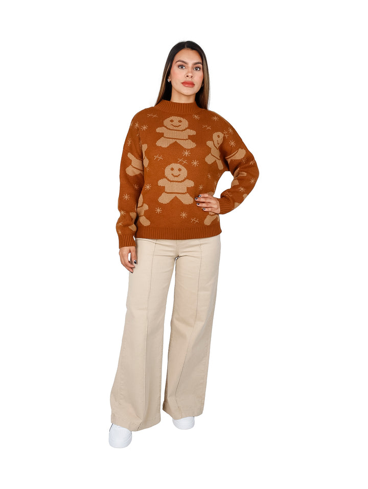 Mujer vistiendo un suéter color café con estampado de galletas de jengibre y copos de nieve en color beige.