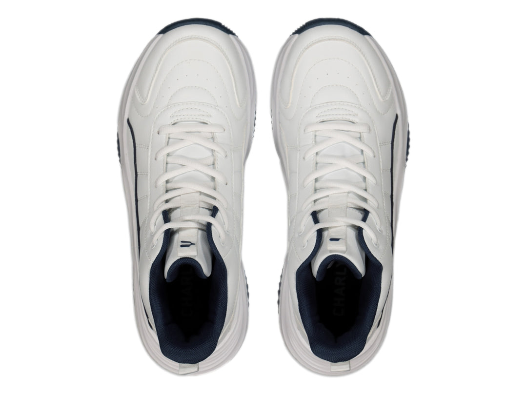 Tenis de baloncesto Charly color blanco con detalles y suela en azul marino.