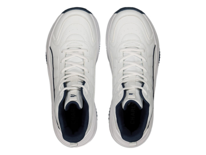 Tenis de baloncesto Charly color blanco con detalles y suela en azul marino.