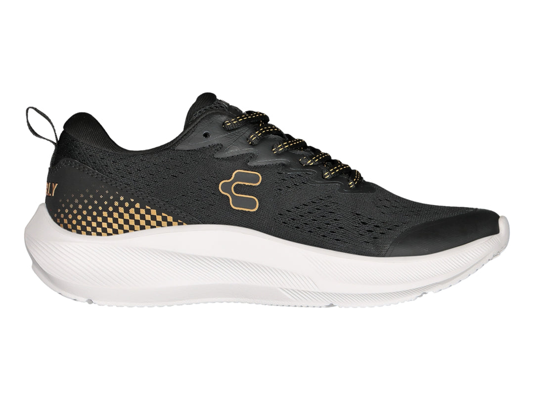 Tenis deportivos Charly color negro con detalles en oro y suela blanca gruesa.