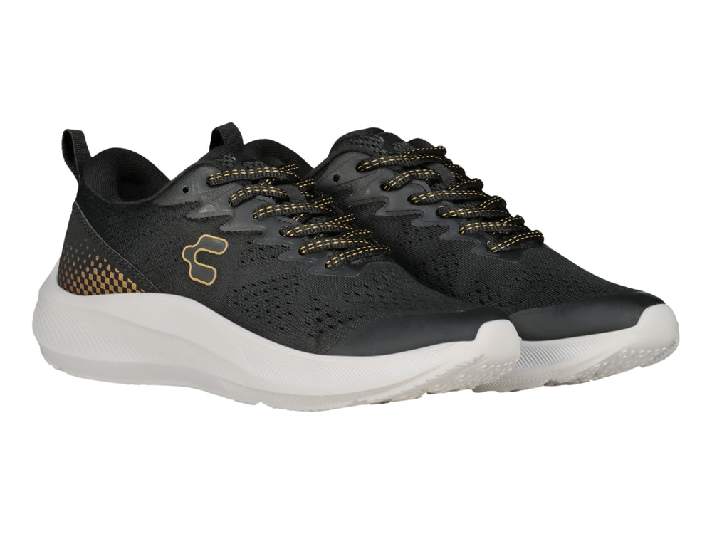 Tenis deportivos Charly color negro con detalles en oro y suela blanca gruesa.