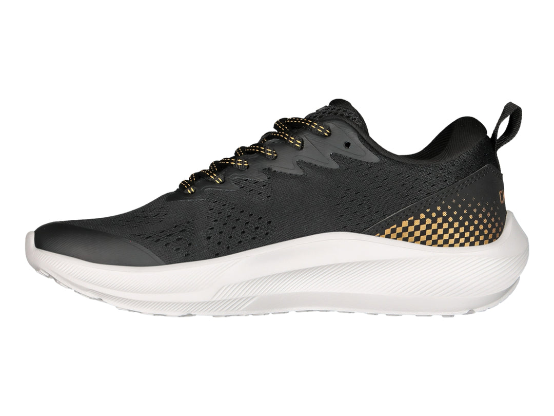 Tenis deportivos Charly color negro con detalles en oro y suela blanca gruesa.