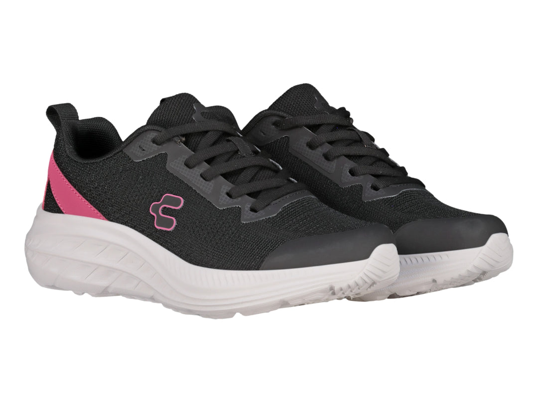 Tenis Charly Road Casual en color negro con detalles en fucsia y suela blanca gruesa.