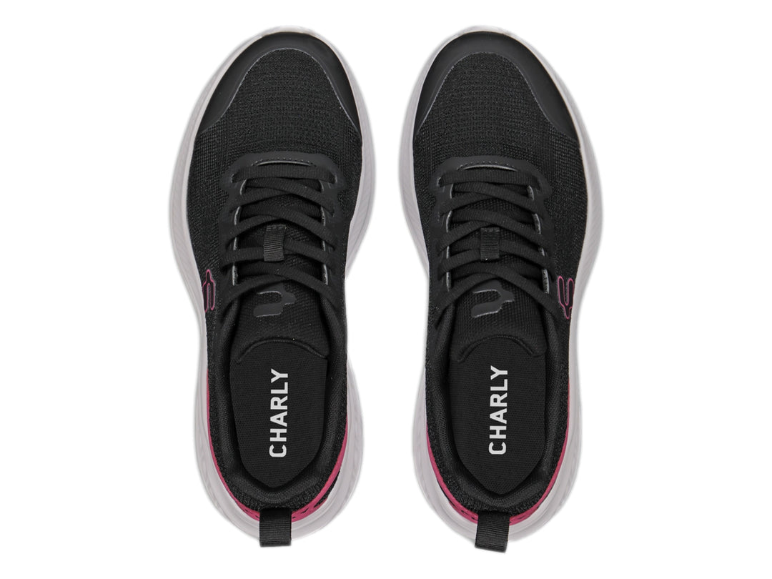 Tenis Charly Road Casual en color negro con detalles en fucsia y suela blanca gruesa.