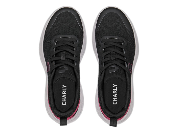 Tenis Charly Road Casual en color negro con detalles en fucsia y suela blanca gruesa.