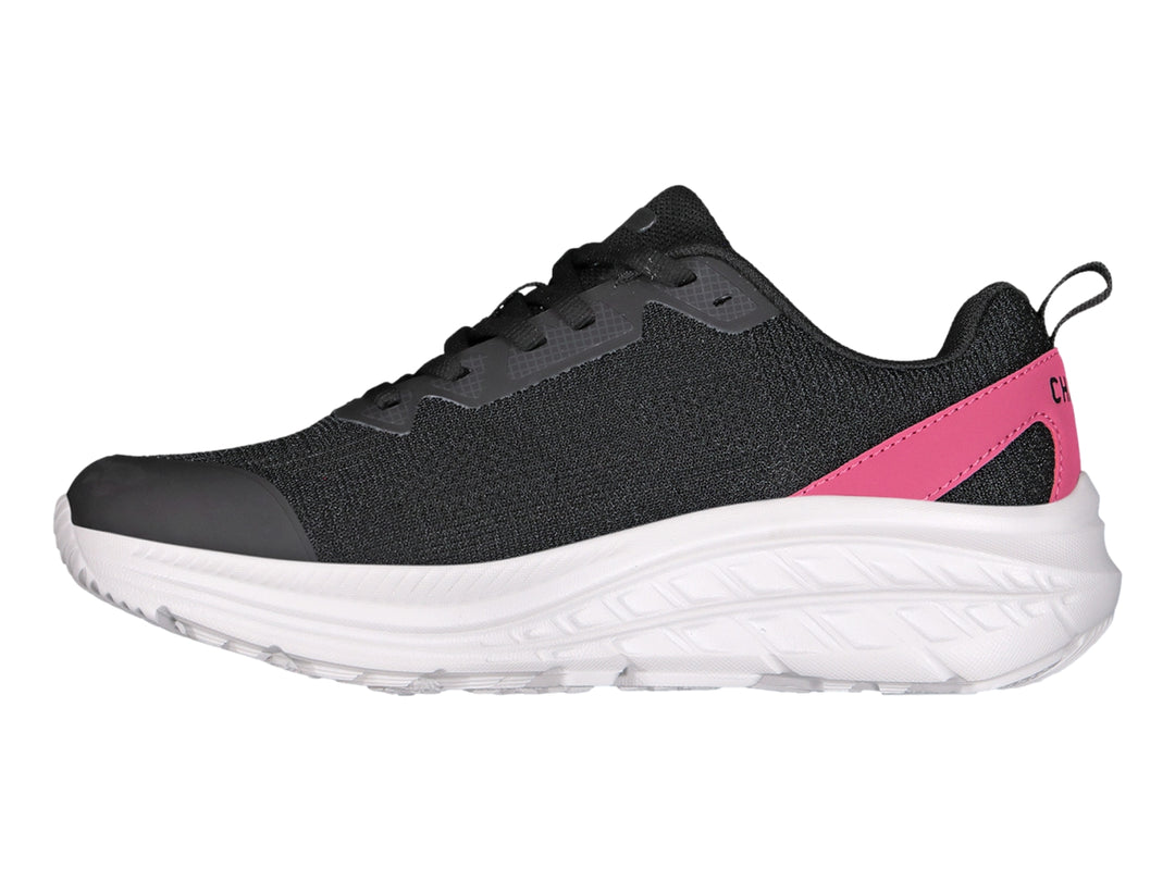 Tenis Charly Road Casual en color negro con detalles en fucsia y suela blanca gruesa.