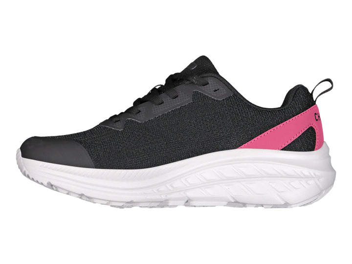 Tenis Charly Road Casual en color negro con detalles en fucsia y suela blanca gruesa.