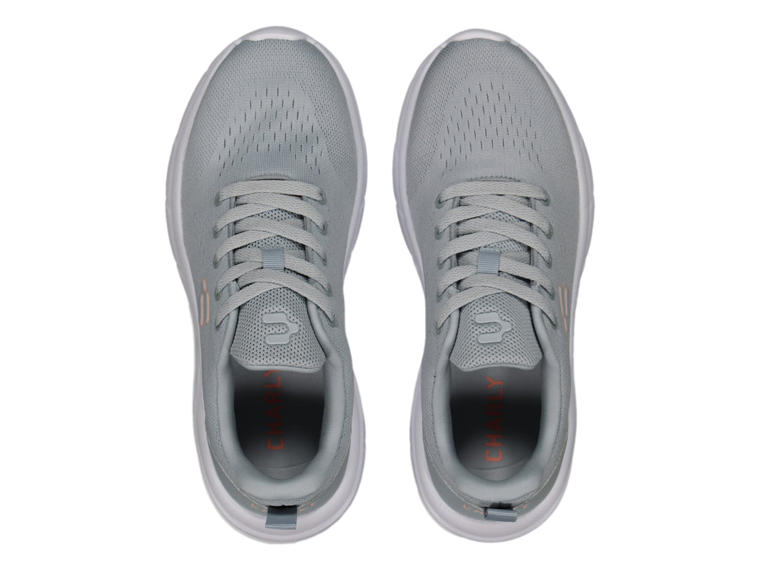 Tenis deportivos Charly color gris con suela blanca y logotipo en tono durazno.
