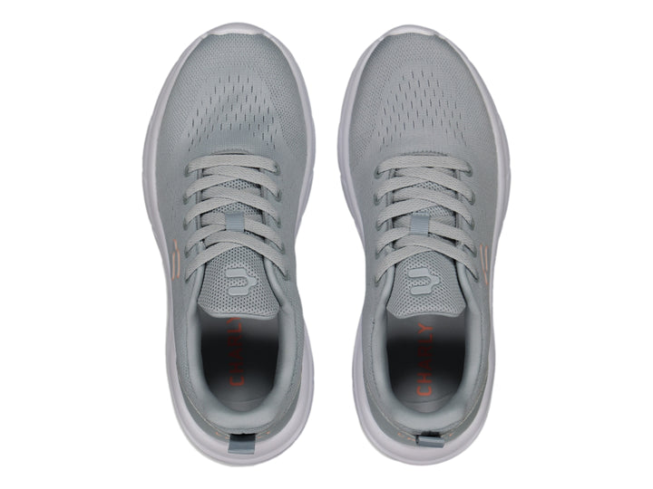 Tenis deportivos Charly color gris con suela blanca y logotipo en tono durazno.