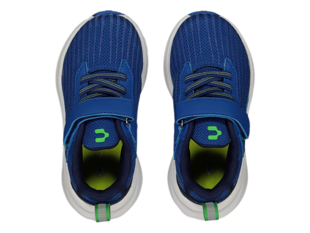 Tenis deportivos Charly para niño en color azul con suela blanca y detalles en verde, cierre de velcro y agujetas.