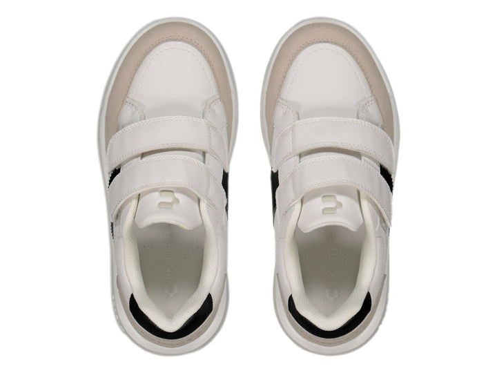 Tenis urbanos Charly color blanco con detalles en negro y beige y cierre de velcro.
