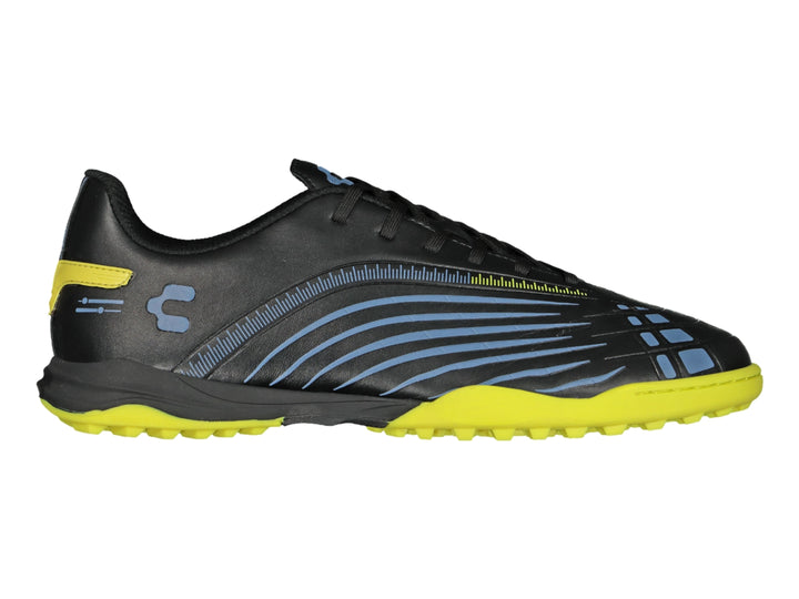 Zapato de fútbol Charly color negro con suela amarilla y detalles lineales en azul.