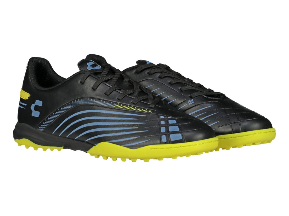Zapato de fútbol Charly color negro con suela amarilla y detalles lineales en azul.