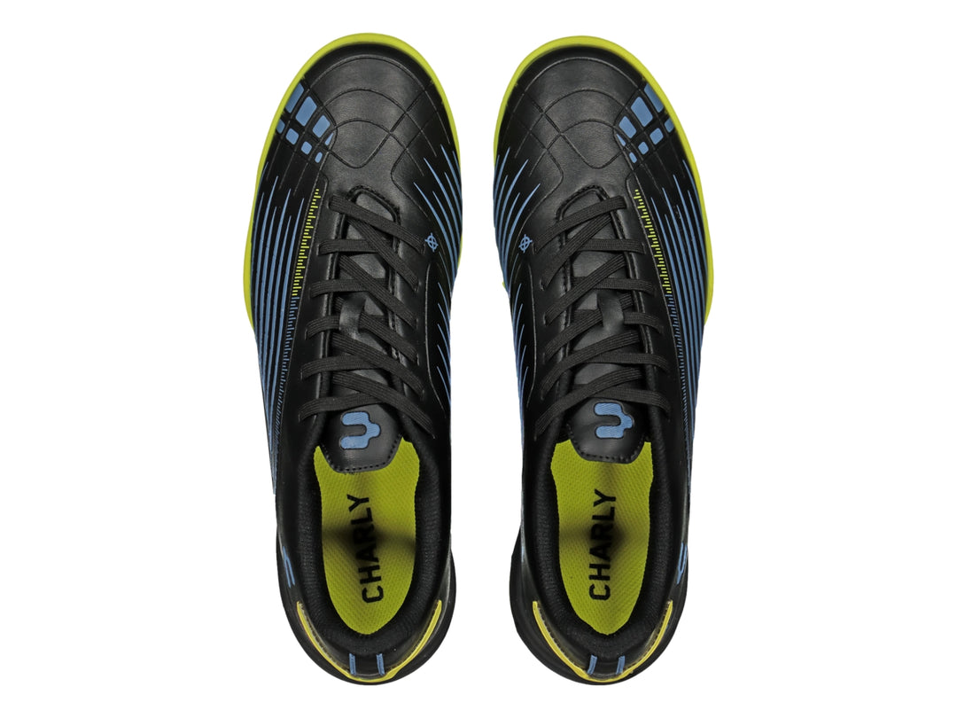 Zapato de fútbol Charly color negro con suela amarilla y detalles lineales en azul.
