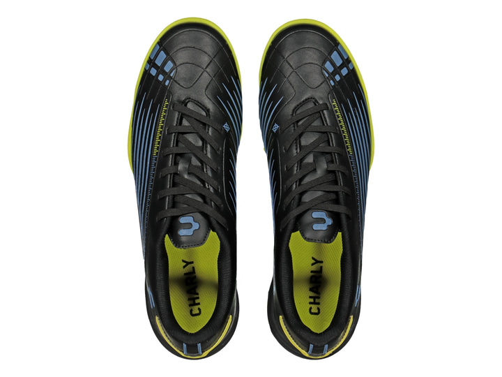 Zapato de fútbol Charly color negro con suela amarilla y detalles lineales en azul.