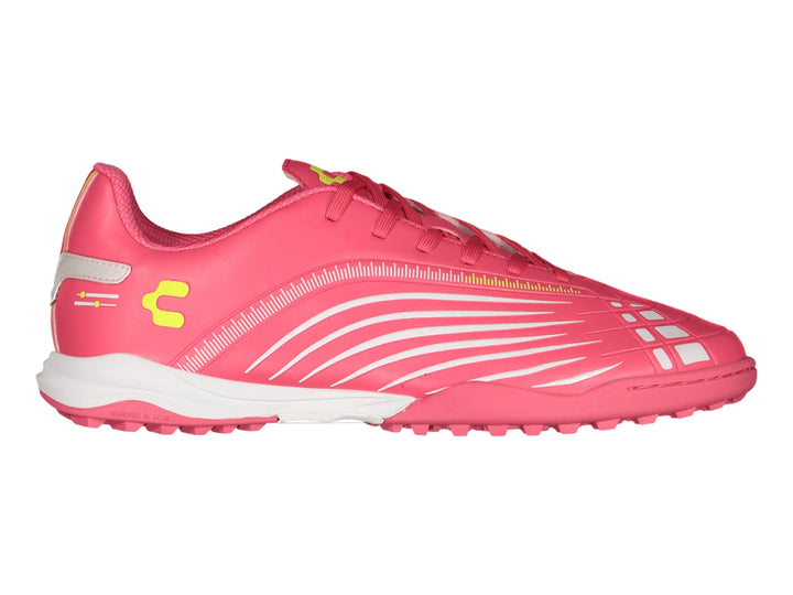 Zapato de fútbol Charly color rosa con detalles blancos y suela para césped sintético.