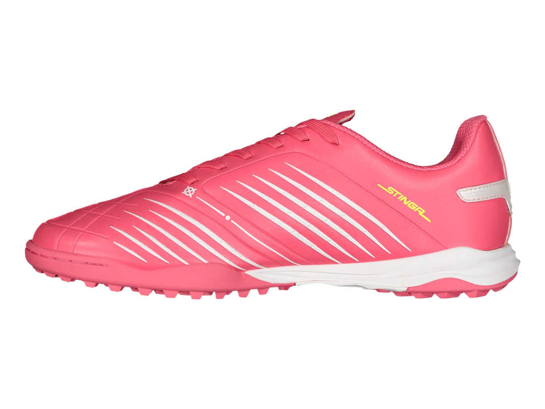 Zapato de fútbol Charly color rosa con detalles blancos y suela para césped sintético.